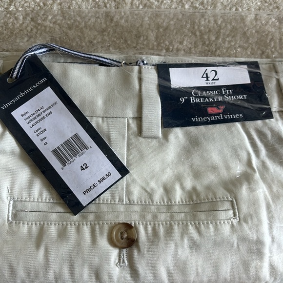 Vineyard vine khaki shorts size 42 with lacrosse emblem. Never worn/opened - Picture 4 of 5